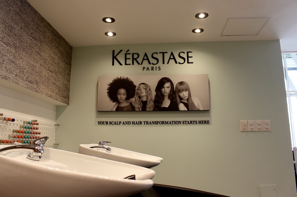 Fotografía del tratamiento revitalizante Kérastase Chronologiste para cabello envejecido y dañado. Muestra un cabello visiblemente más joven, suave y brillante.